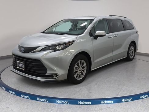 Used 2024 Toyota Sienna XLE FWD image 1