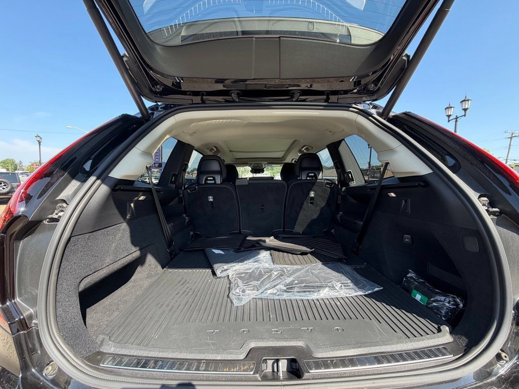 Used 2026 Volvo XC90 B6 Plus w/ Protection Package Premier AWD/4WD image 14