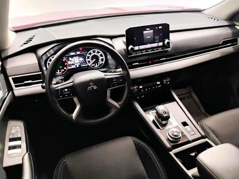 Used 2024 Mitsubishi Outlander ES image 32