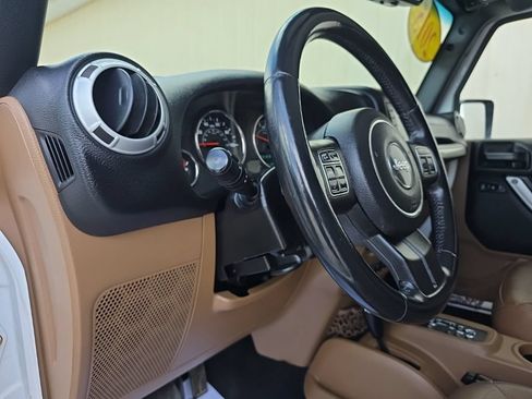 Used 2015 Jeep Wrangler Unlimited Sahara w/ Connectivity Group AWD/4WD image 14