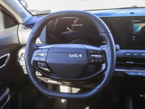 Used 2025 Kia K4 EX image 16