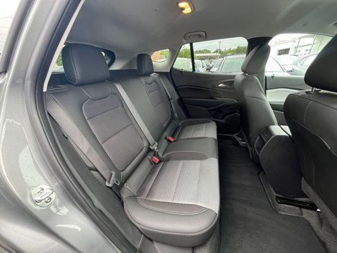 Used 2025 Chevrolet Trax LT FWD image 37