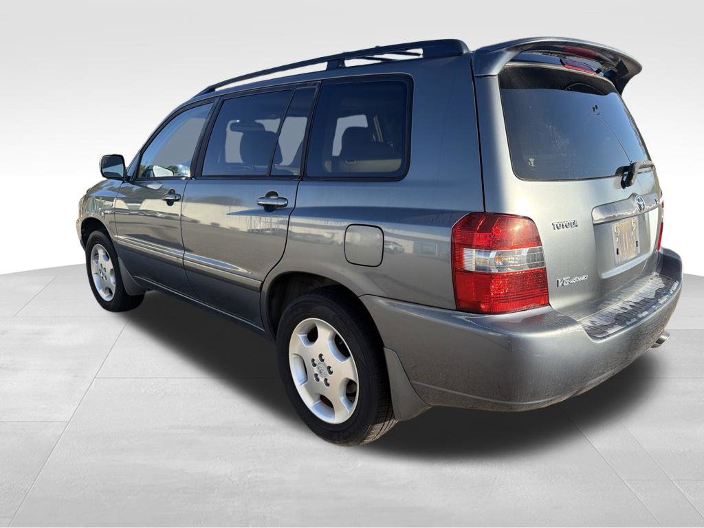 Used 2005 Toyota Highlander 4WD V6 w/ 3rd Row image 4