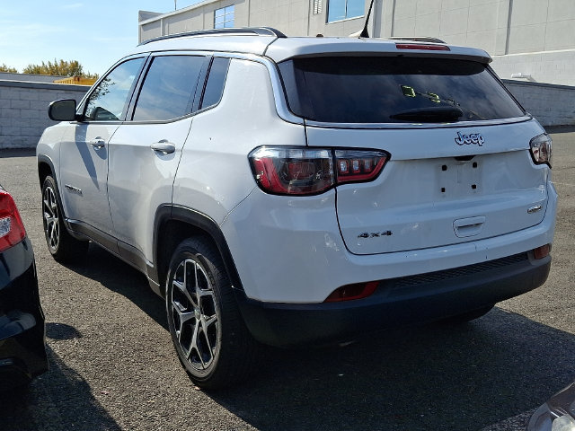 Used 2024 Jeep Compass Latitude AWD/4WD image 6