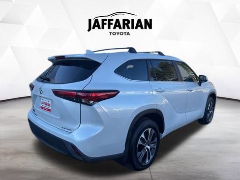Certified 2023 Toyota Highlander XLE image 6