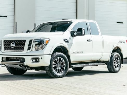 Used 2018 Nissan Titan PRO-4X w/ Pro-4x Convenience Package AWD/4WD image 32