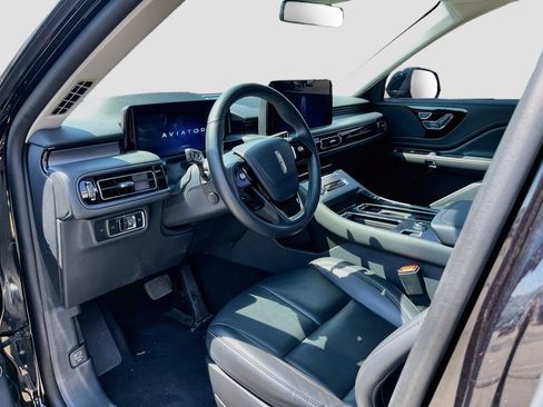 Used 2025 Lincoln Aviator AWD image 9
