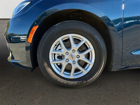 Used 2023 Chrysler Pacifica Touring-L image 10