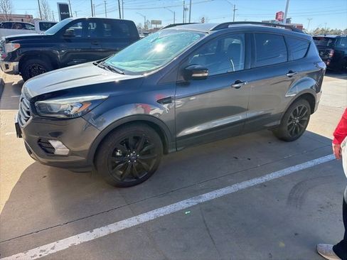 Used 2017 Ford Escape Titanium image 2