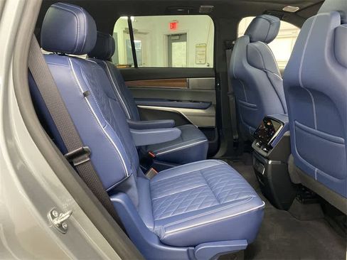 Used 2026 Cadillac Vistiq Premium Luxury image 18