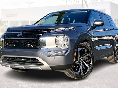 Used 2024 Mitsubishi Outlander SE image 32