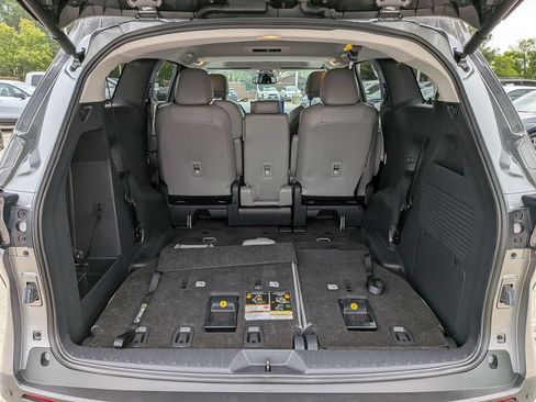 Used 2026 Toyota Sienna XLE FWD image 33