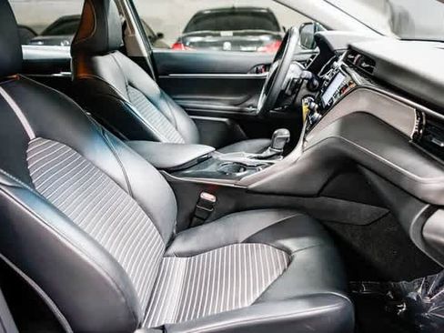 Certified 2020 Toyota Camry SE image 17