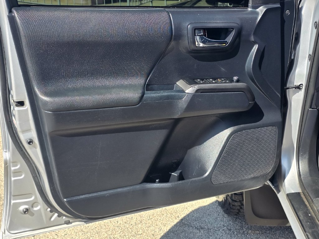 Used 2017 Toyota Tacoma TRD Sport w/ Tow Package RWD image 13
