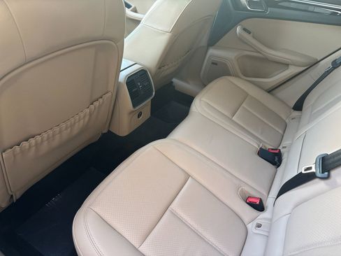 Certified 2025 Porsche Macan image 14