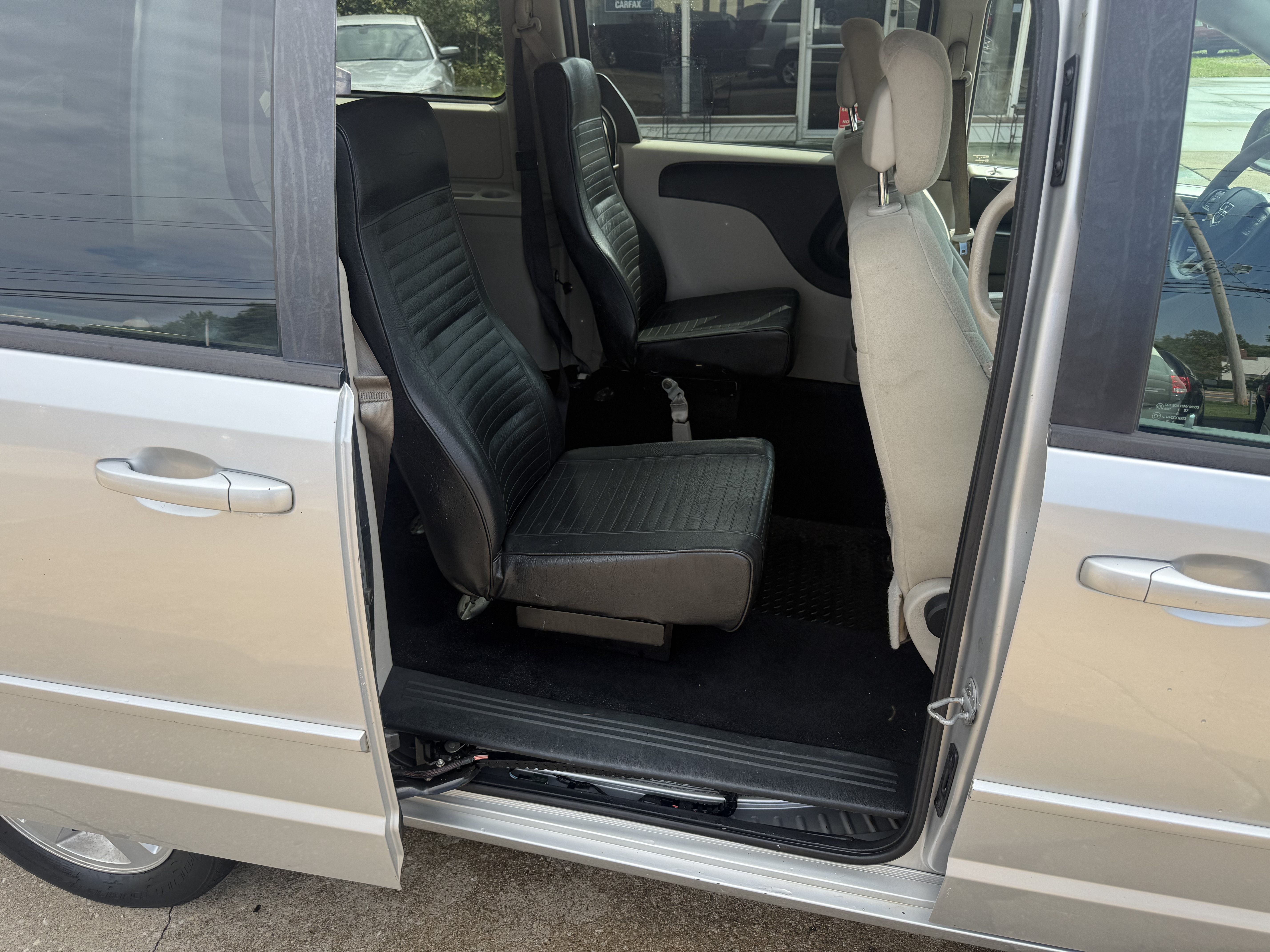 Used 2011 Dodge Grand Caravan Mainstreet FWD image 12