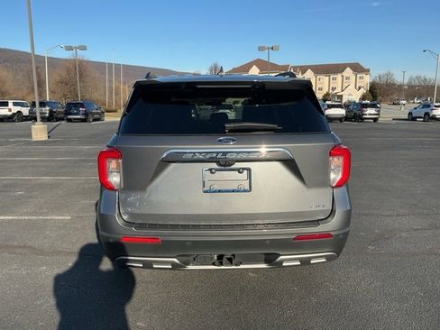 Used 2022 Ford Explorer XLT w/ Equipment Group 202A image 6