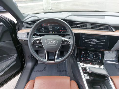 Certified 2022 Audi e-tron Prestige w/ Prestige Package AWD/4WD image 16