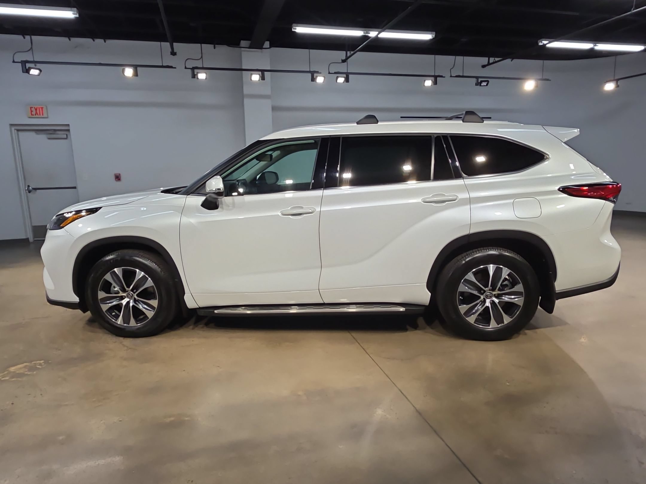 Used 2022 Toyota Highlander XLE FWD image 4