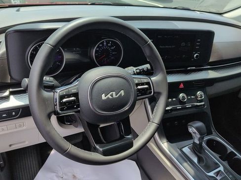 Used 2024 Kia Carnival LX FWD image 13
