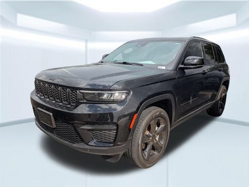 Used 2025 Jeep Grand Cherokee Altitude RWD image 1