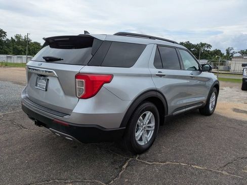 Used 2022 Ford Explorer XLT w/ Equipment Group 202A RWD image 4