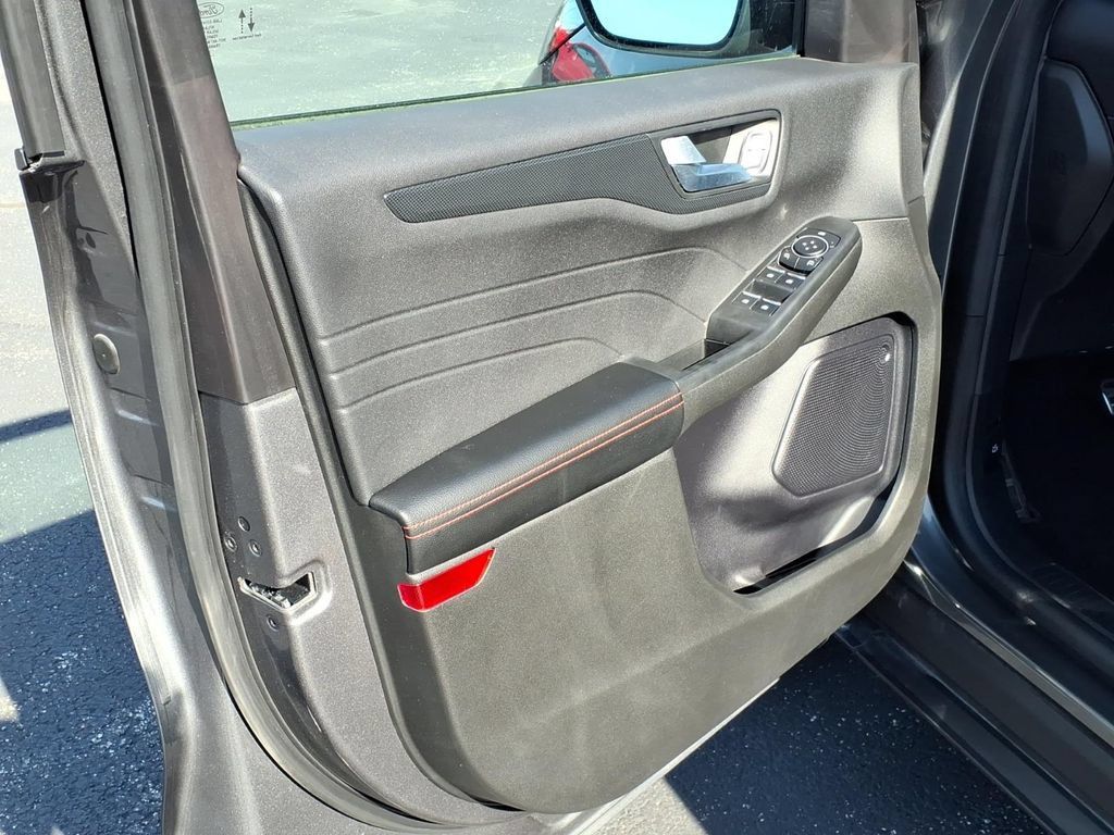 Used 2023 Ford Escape ST-Line w/ Tech Pack #1 AWD/4WD image 13