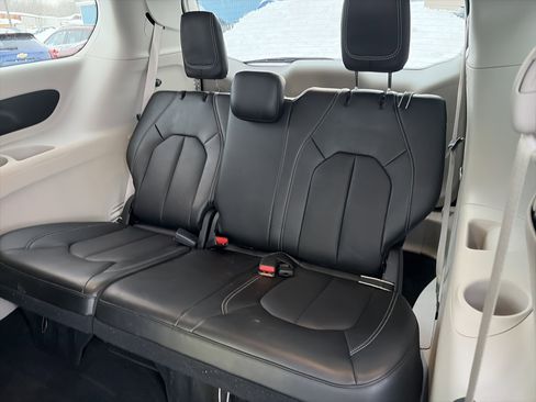 Used 2024 Chrysler Pacifica Touring-L image 14