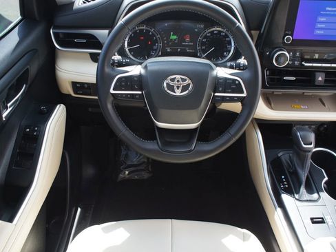 Used 2023 Toyota Highlander XLE FWD image 5