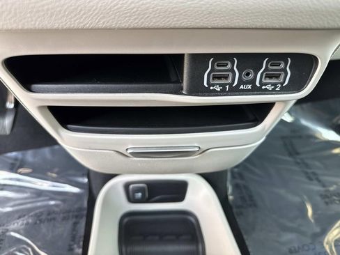 Used 2024 Chrysler Pacifica Touring-L image 33