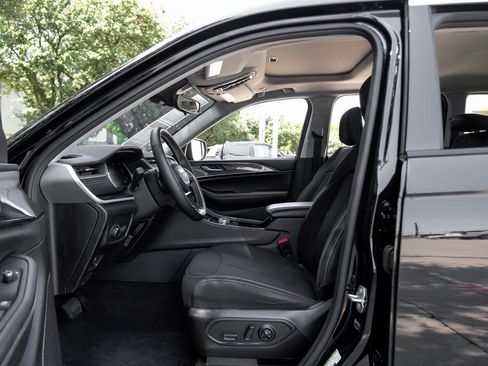 Used 2022 Jeep Grand Cherokee Laredo w/ Luxury Tech Group I image 42