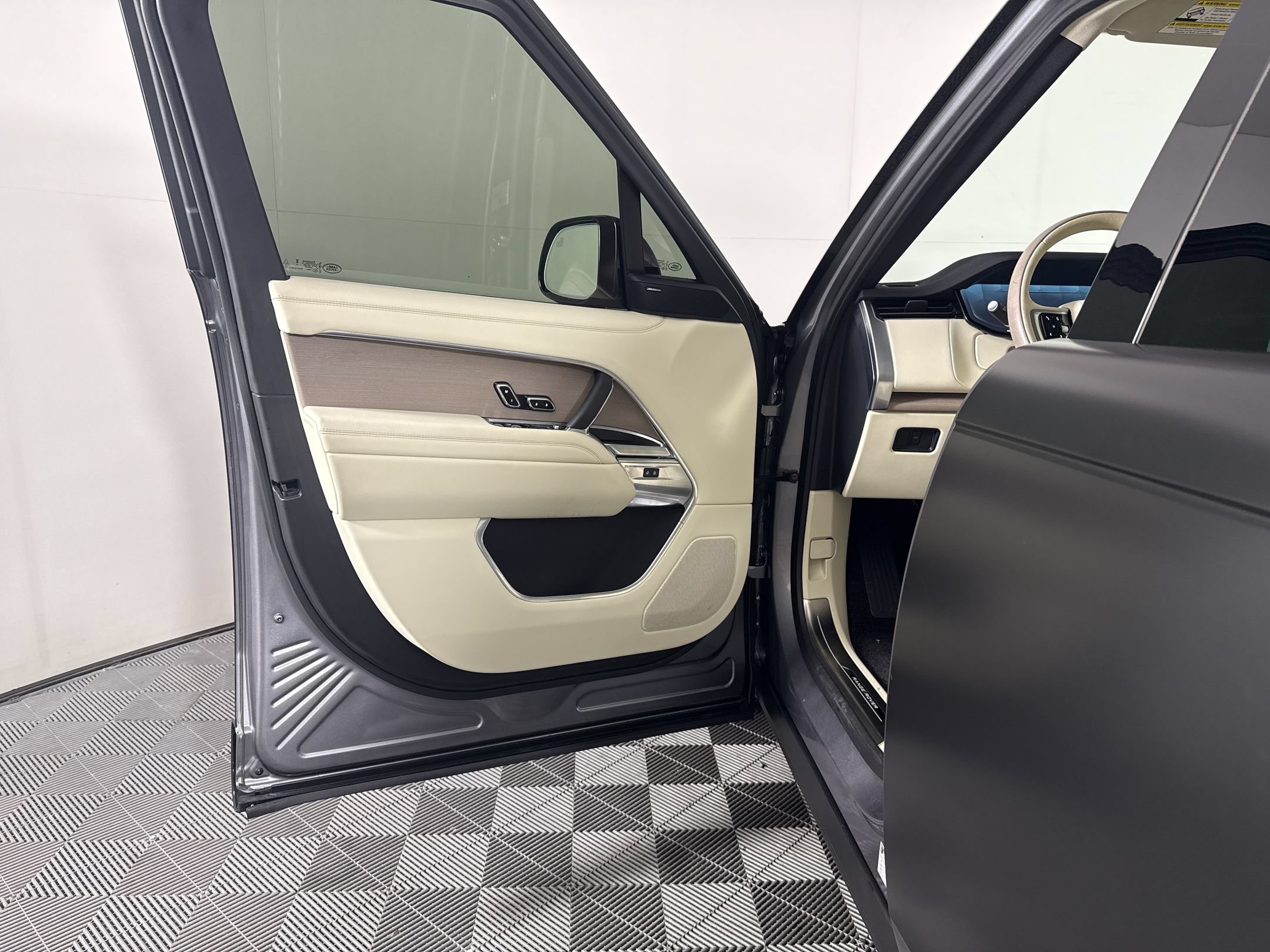 Used 2025 Land Rover Range Rover SE AWD/4WD image 13