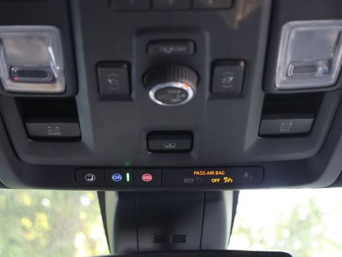 Certified 2022 Chevrolet Suburban Z71 w/ Luxury Package AWD/4WD image 27