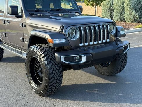 Used 2018 Jeep Wrangler Unlimited Sahara w/ Uconnect 4C Nav & Sound Group AWD/4WD image 3