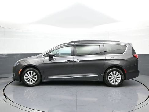 Used 2017 Chrysler Pacifica Touring-L image 9