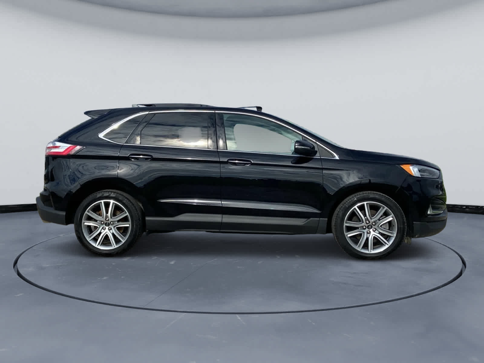 Used 2024 Ford Edge Titanium w/ Equipment Group 301A AWD/4WD image 3