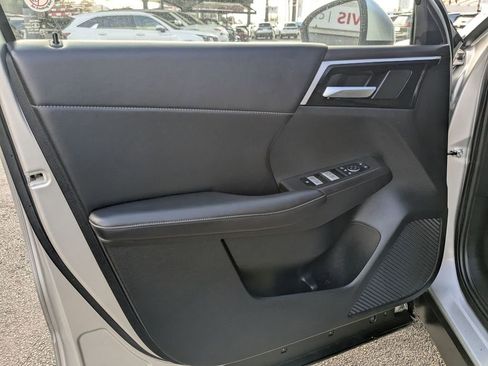 Used 2024 Mitsubishi Outlander SE image 13