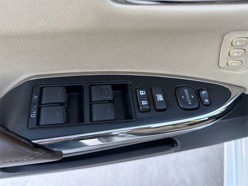 Used 2016 Toyota Avalon Limited image 10