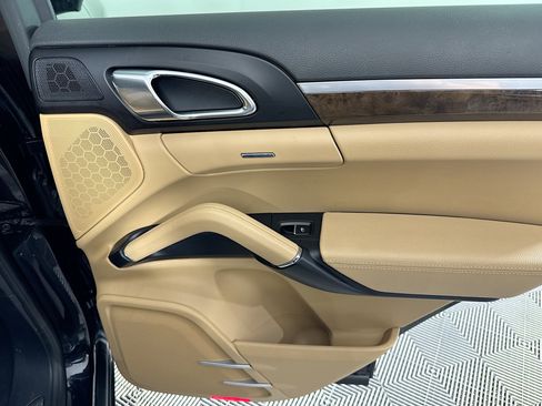 Used 2016 Porsche Cayenne w/ Premium Package image 33