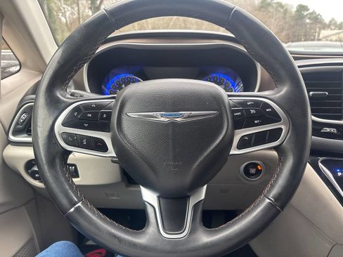 Used 2018 Chrysler Pacifica Touring-L image 9