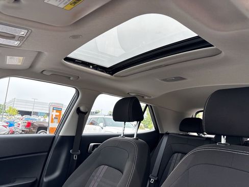 Certified 2023 Hyundai Venue SEL FWD image 25