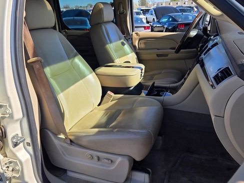 Used 2009 Cadillac Escalade ESV Base image 18