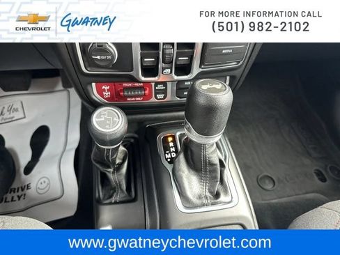 Used 2025 Jeep Wrangler Unlimited Rubicon w/ Convenience Group AWD/4WD image 21