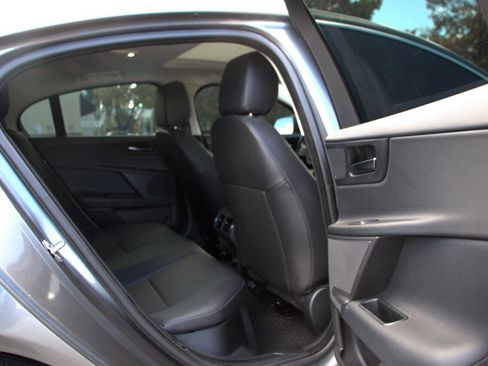 Used 2018 Jaguar XE Premium image 16