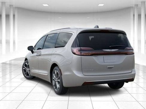New 2026 Chrysler Pacifica Pinnacle image 3