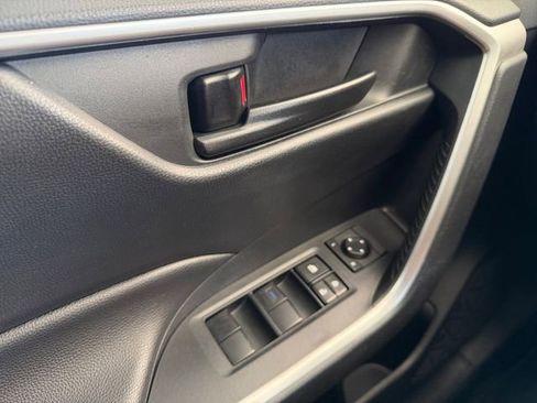 Used 2019 Toyota RAV4 LE image 5