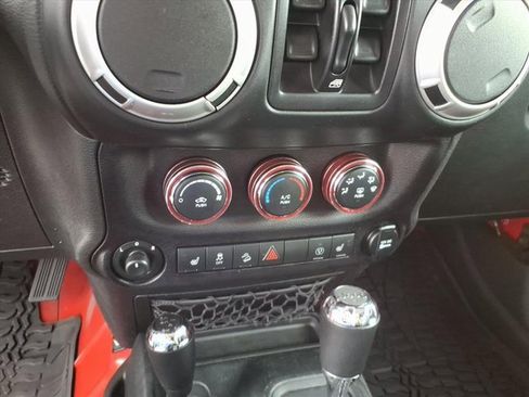 Used 2016 Jeep Wrangler Unlimited Sahara w/ Connectivity Group image 10