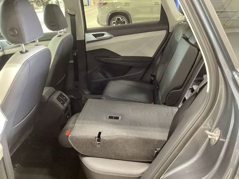 Certified 2025 Volkswagen Taos SE w/ Panoramic Sunroof Package AWD/4WD image 20