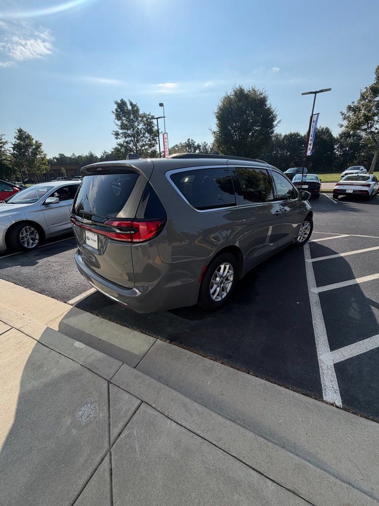 Used 2022 Chrysler Pacifica Touring-L FWD image 5