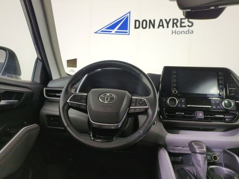 Used 2020 Toyota Highlander XLE image 15